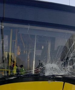 Warszawa. Wypadek na Bemowie. Autobus uderzył w latarnię