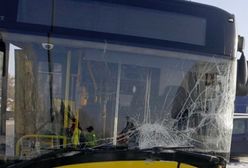 Warszawa. Wypadek na Bemowie. Autobus uderzył w latarnię