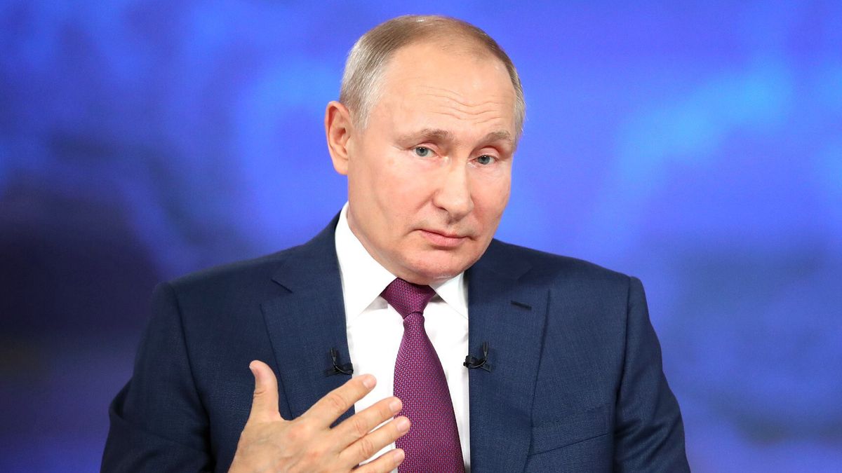 MOSCOW, RUSSIA - JUNE 30:â (---EDITORIAL USE ONLY â MANDATORY CREDIT - "KREMLIN PRESS OFFICE / HANDOUT" - NO MARKETING NO ADVERTISING CAMPAIGNS - DISTRIBUTED AS A SERVICE TO CLIENTS----) ââââââRussian President Vladimir Putin takes part in an annual televised phone-in with the country's citizens dubbed "Direct Line with Vladimir Putin" at the Moscow's World Trade Center Studio in Moscow, Russia on June 30, 2021. (Photo by Kremlin Press Office / Handout/Anadolu Agency via Getty Images)