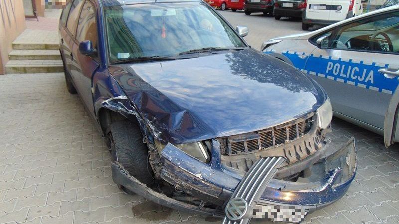 Wrocław. 39-latek wjechał w zaparkowane pojazdy i uciekł z miejsca zdarzenia. Był pijany