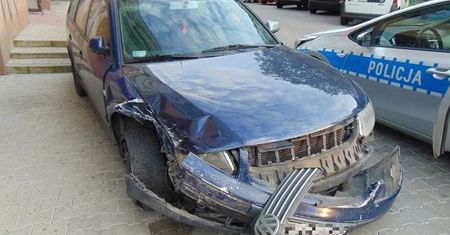 Wrocław. 39-latek wjechał w zaparkowane pojazdy i uciekł z miejsca zdarzenia. Był pijany