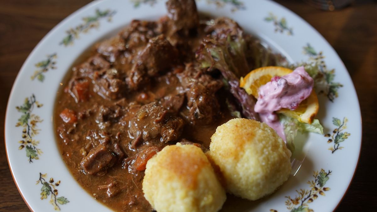 Domowy gulasz z dzika nie jest trudny do przygotowania