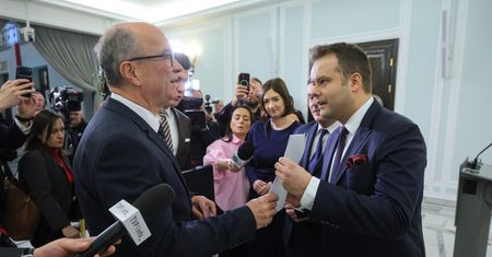 Niecodzienne sceny w Sejmie. Poseł PiS podszedł do Czarzastego. To mu wręczył