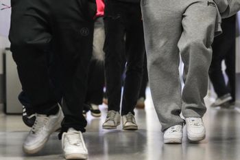 Nauczyciel miał obrażać, a uczniowie bić Ukraińców. Wstrząsająca historia ze Słupska