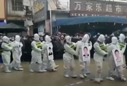 Chiny: Złamali obostrzenia, zostali publicznie upokorzeni. "Seans nienawiści" na ulicach Jingxi