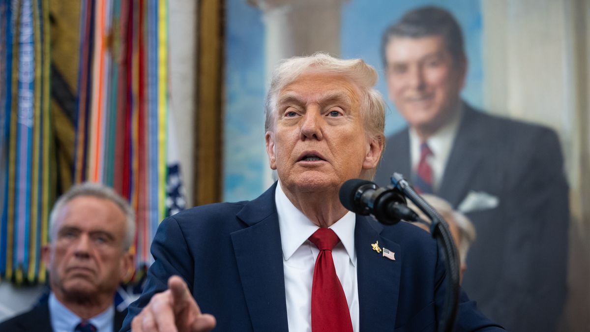 US President Donald Trump announces a drug-pricing deal with Pfizer in the Oval Office at the White House in Washington, DC, USA, 30 September 2025. EPA/FRANCIS CHUNG / POOL Dostawca: PAP/EPA.