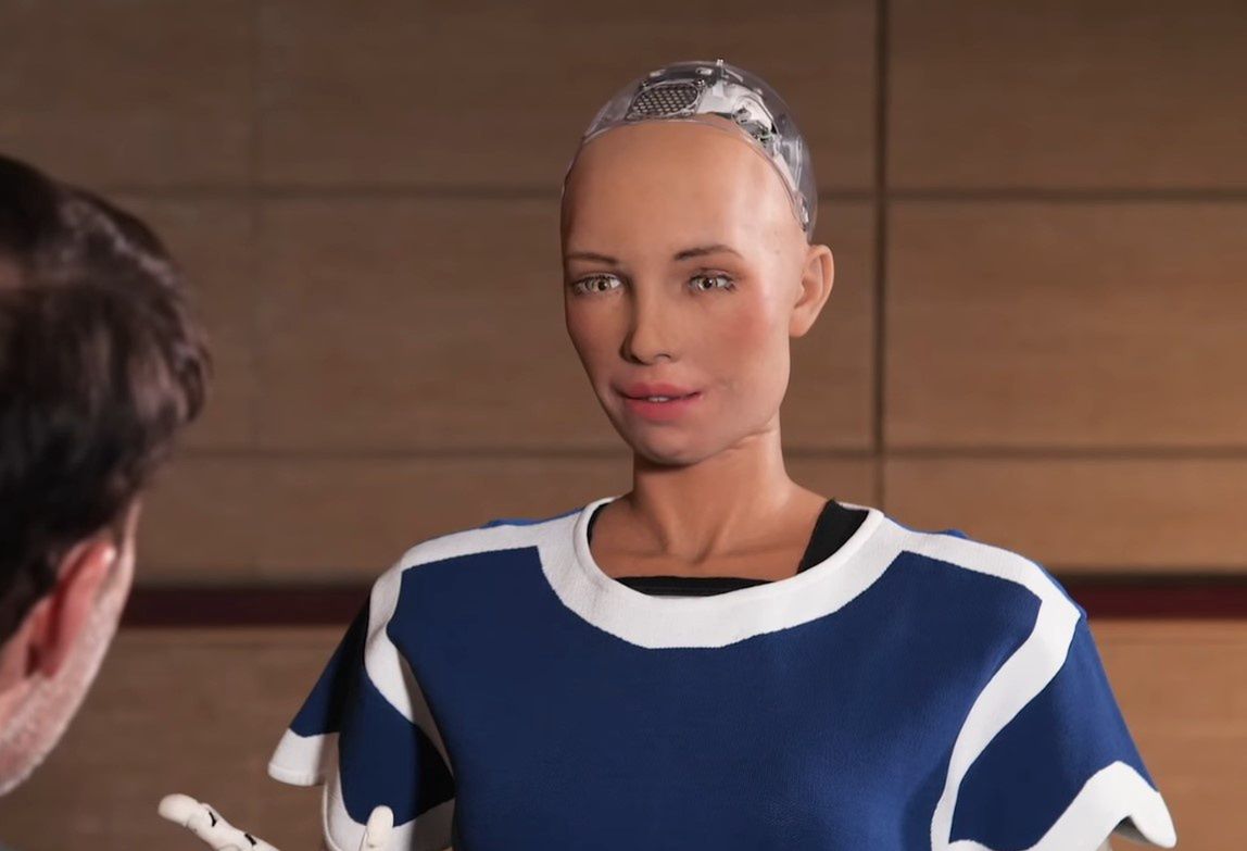 Humanoidalny robot Sophia podczas udzielania jednego z wywiadów