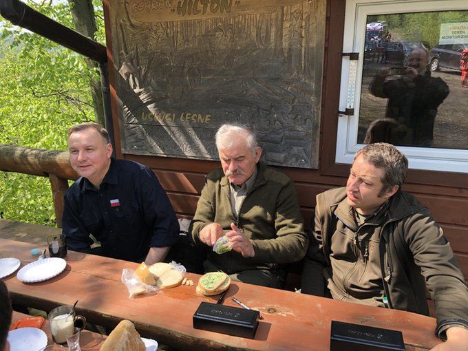 Andrzej Duda odpoczywał w Bieszczadach. Pochwalił się zdjęciem z leśnikami. Zapomniał o epidemii?