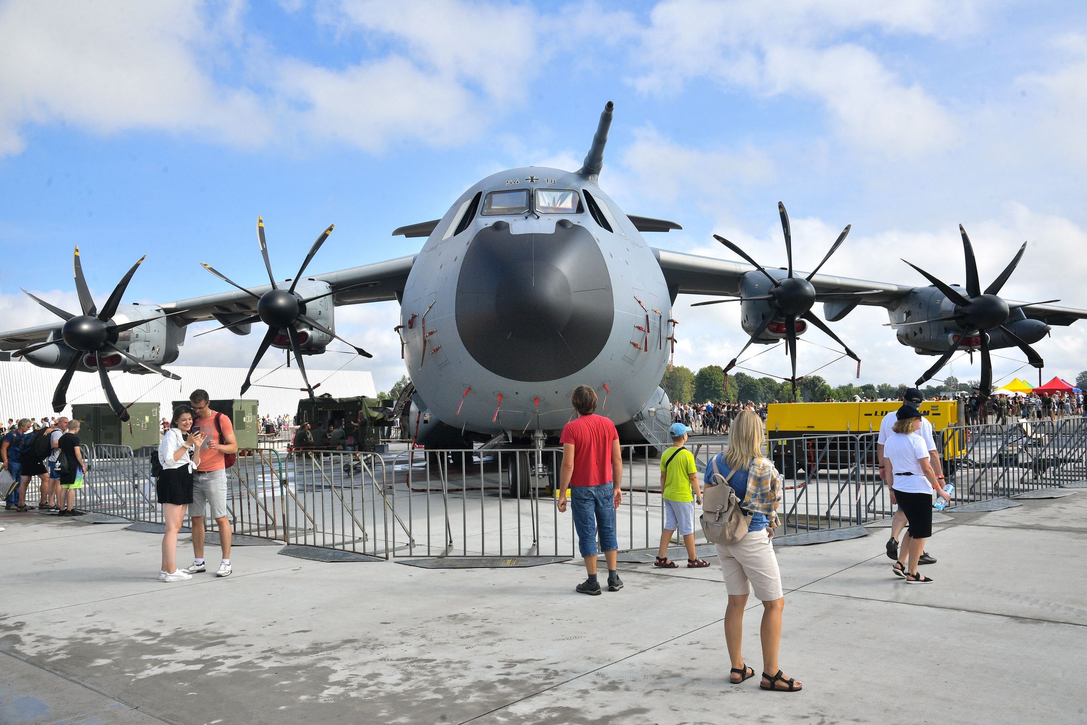 Radom, 27.08.2023. Drugi dzień Międzynarodowych Pokazów Lotniczych AIR SHOW Radom 2023 na terenie lotniska w Radomiu, 27 bm. Tegoroczna edycja wydarzenia odbywa się pod hasłem "Niezwyciężeni w przestworzach". (mr) PAP/Radek Pietruszka ***Zdjęcie do depeszy PAP pt. Radom/ Trwają Międzynarodowe Pokazy lotnicze Air Show***