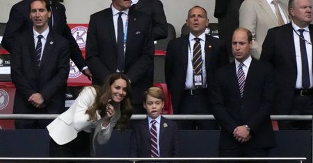 Książę George gra w nogę, a tata mu kibicuje. Synek Kate i Williama to już wyrośnięty chłopak!