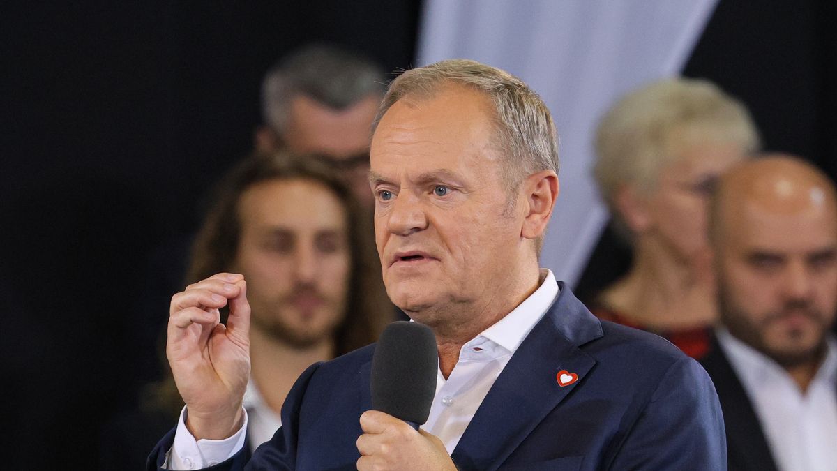 Warszawa, 12.10.2024. Premier Donald Tusk (C) przemawia podczas konwencji Koalicji Obywatelskiej w Hali Sportowej OSIR w Warszawie, 12 bm. Podczas połączonego z Radą Krajową PO wydarzenia premier Donald Tusk ma ogłosić wieloletnią strategię migracyjną Polski. (jm) PAP/Paweł Supernak