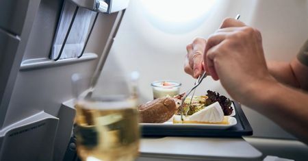 "To obraźliwe". Pasażer pokazał wegański posiłek w samolocie