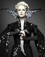 ''Łowca i Królowa Lodu'': Charlize Theron i Emily Blunt kontra Chris Hemsworth