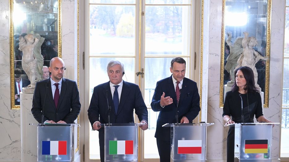 Rados�aw Sikorski, Annalena Baerbock, Jean-Noel Barrot, Antonio Tajani
Warszawa, 19.11.2024. Minister spraw zagranicznych RP Rados�aw Sikorski (2P), minister spraw zagranicznych Niemiec Annalena Baerbock (P), minister do spraw Europy i spraw zagranicznych Francji Jean-Noel Barrot (L) oraz minister spraw zagranicznych W�och Antonio Tajani (2L) podczas konferencji prasowej w Pa�acu na Wyspie w �azienkach Kr�lewskich w Warszawie, 19 bm. W stolicy odbywa si� spotkanie unijnej Wielkiej Pi�tki i Wielkiej Brytanii (ze zdalnym udzia�em ministr�w spraw zagranicznych Hiszpanii i Wielkiej Brytanii), w kt�rym uczestniczy tak�e przysz�a Wysoka Przedstawiciel UE do Spraw Zagranicznych i Polityki Bezpiecze�stwa Kaja Kallas. (jm) PAP/Marcin Obara
Marcin Obara
dyplomacja, �azienki kr�lewskie, msz, pa�ac, spotkanie, wielka pi�tka, zagraniczni