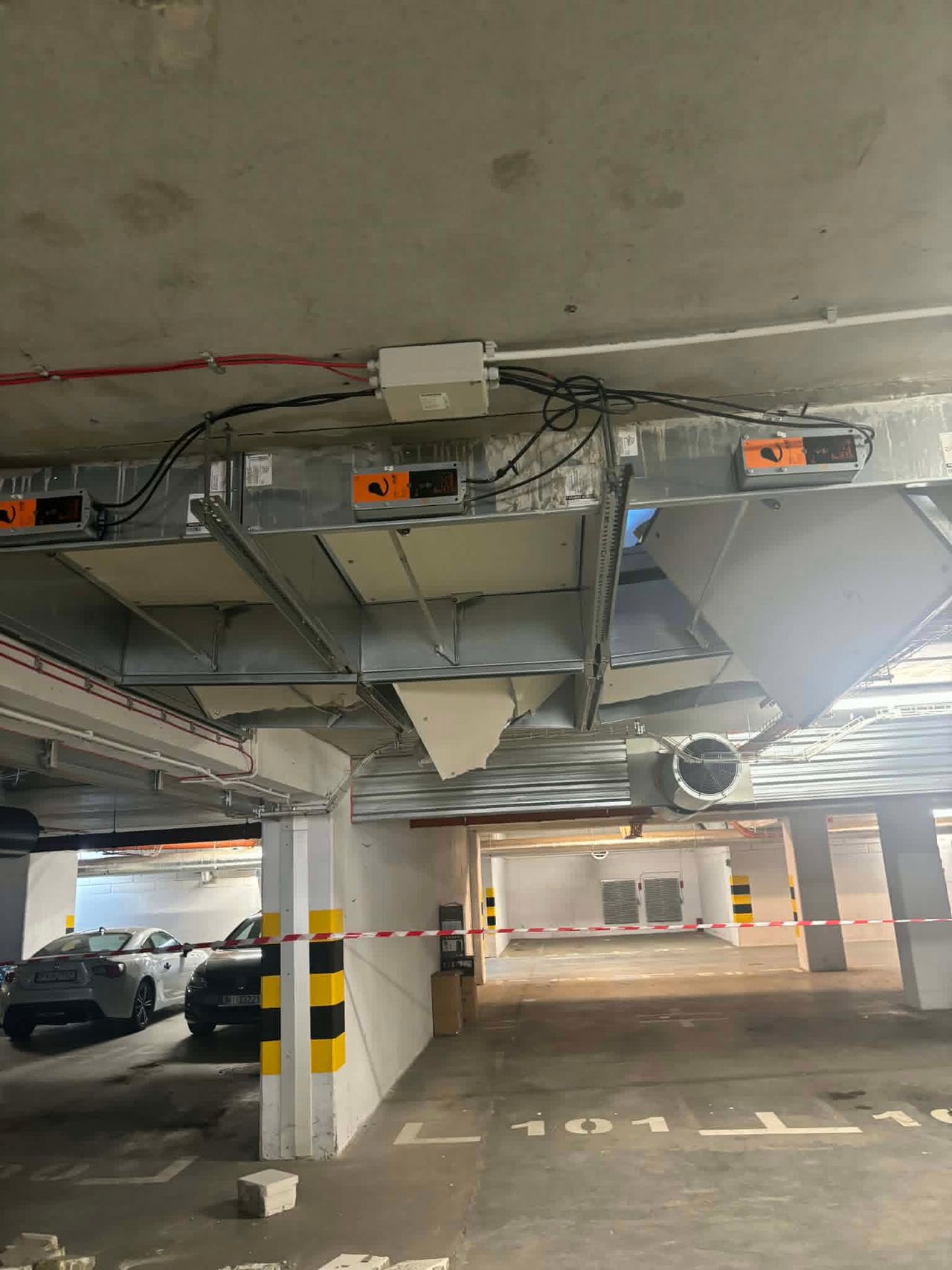 O krok od tragedii na parkingu. Turbiny "odleciały"z kawałkami sufitu