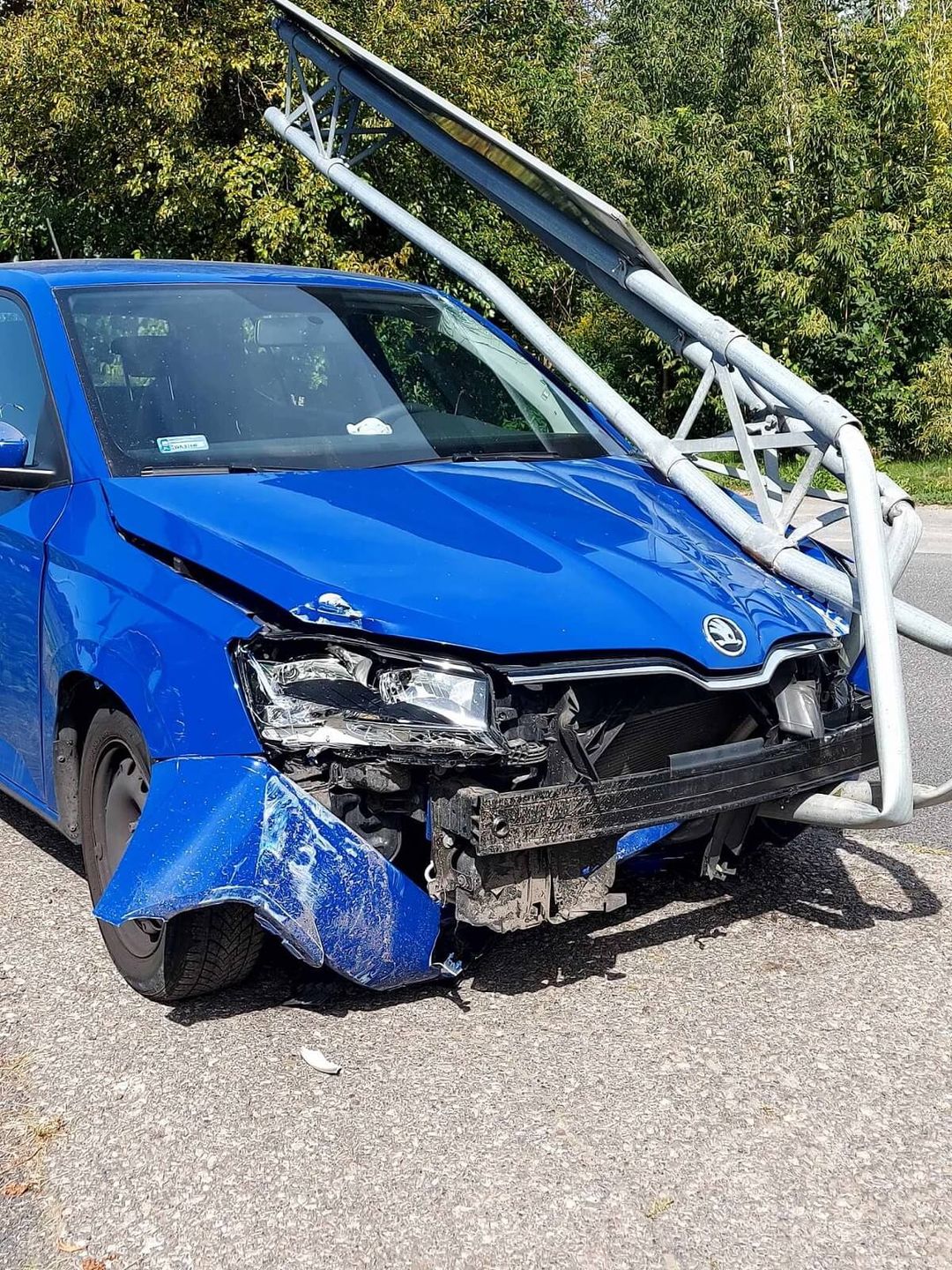 Skoda uderzyła w znak drogowy na ul. Nadbystrzyckiej