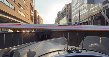 Znalazł sposób na darmowy parking w Warszawie? Pokazał nietypowy samochód