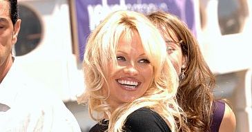 Nogi 40-letniej Pameli Anderson