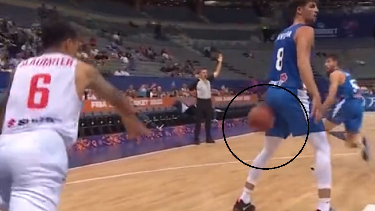 Zdjęcie okładkowe artykułu: Twitter / FIBA / A.J. Slaughter ośmiesza gracza NBA