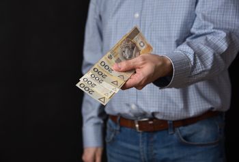 Wpłacił 35 tys. zł zaliczki za mercedesa. Sprzedający zniknął, a samochód nie dotarł