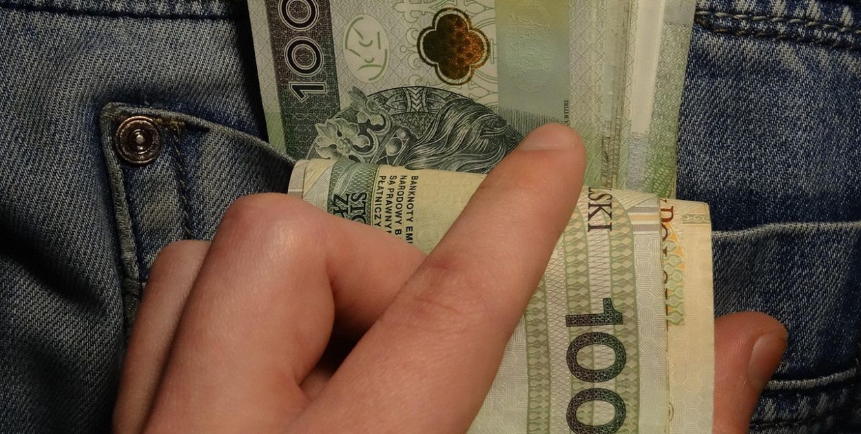 Tyle "na rękę" przeciętnie zarobią Polacy. Oto średnia krajowa w 2025 roku