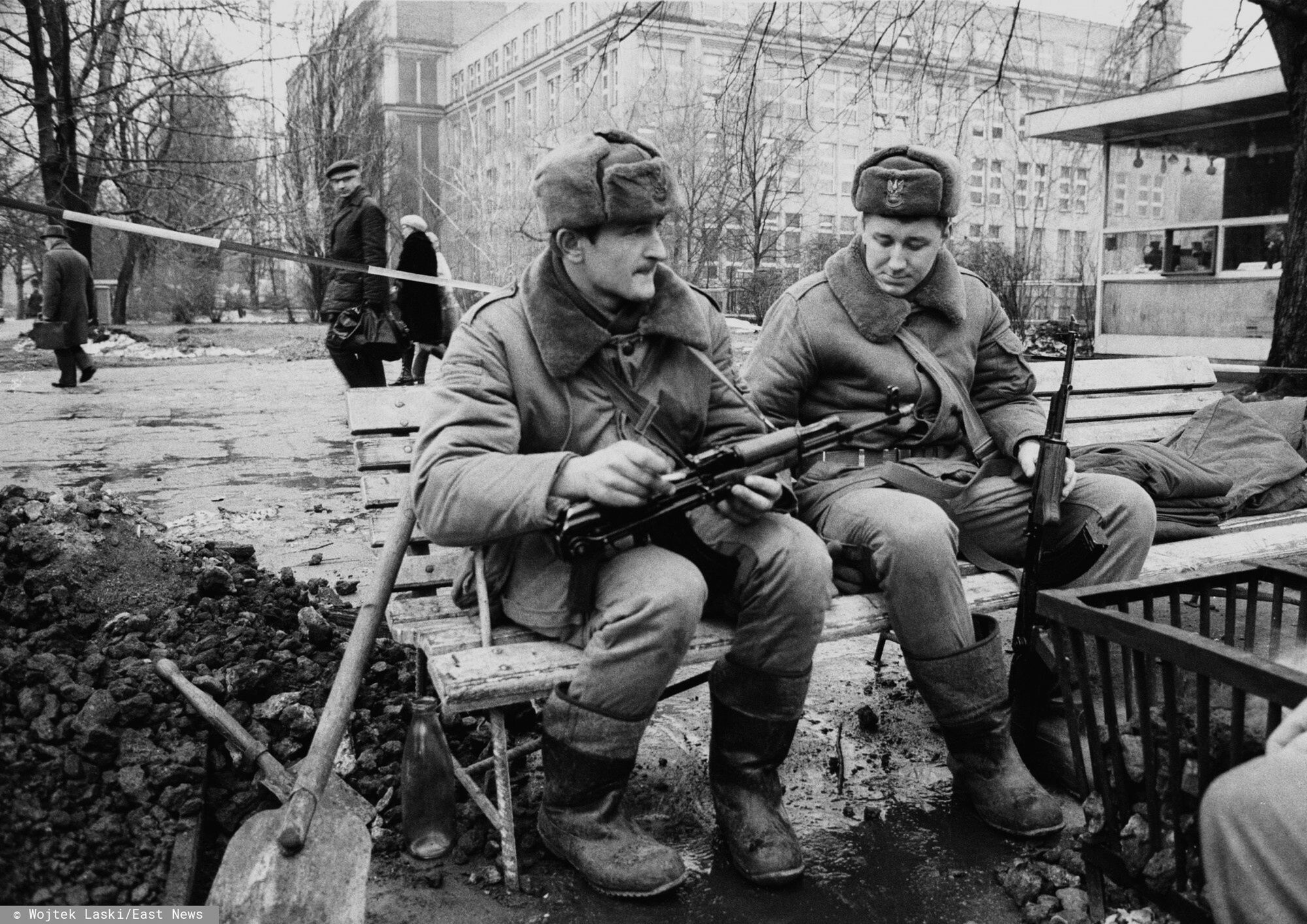 Stan wojennyPHOTO: EAST NEWS/WOJTEK LASKI 
Stan wojenny. Wojsko na ulicach Warszawy, ul Rakowiecka, grudzien 1981.
N/z: zolnierze  grzeja sie przy koksownikach

Stan wojenny. Wojsko na ulicach Warszawy, ul Rakowiecka, grudzien 1981.
N/z: zolnierze  grzeja sie przy koksownikach

Soldiers on Warsaw street in martial law, 1981 WOJTEK LASKI