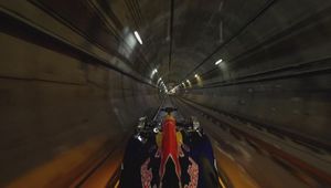 Bolid F1 wjechał na tory. Zaskakujące obrazki w metrze