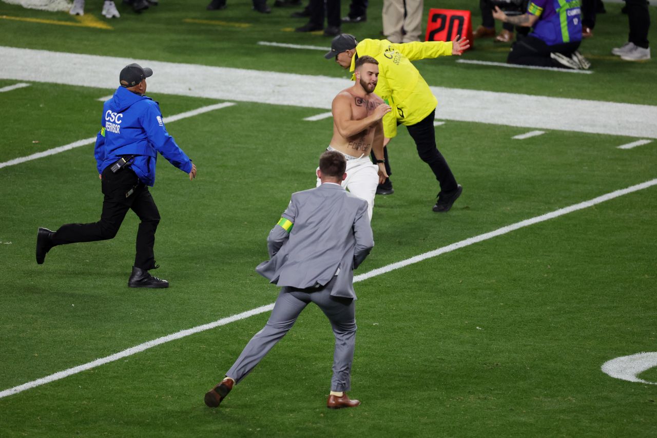 Jeden z kibiców, który wbiegł na boisko w trakcie Super Bowl LVIII