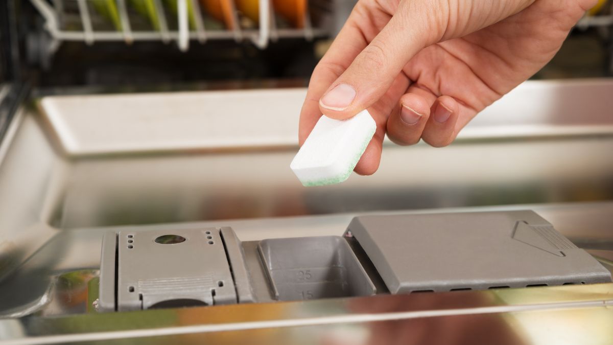 Przygotowanie domowej kostki do zmywarki jest naprawdę proste