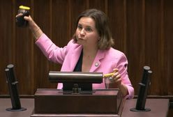 Posłanka pokazała słoiki z wodą z Zielonej Góry. "Kłamiecie, że nie ma powodów do obaw"