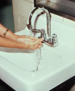 Wrocław: Fortum ostrzega przed zieloną wodą z kranu. Nie pij jej