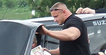Pudzian zarysował S Klasę. I czyta "Super Express"