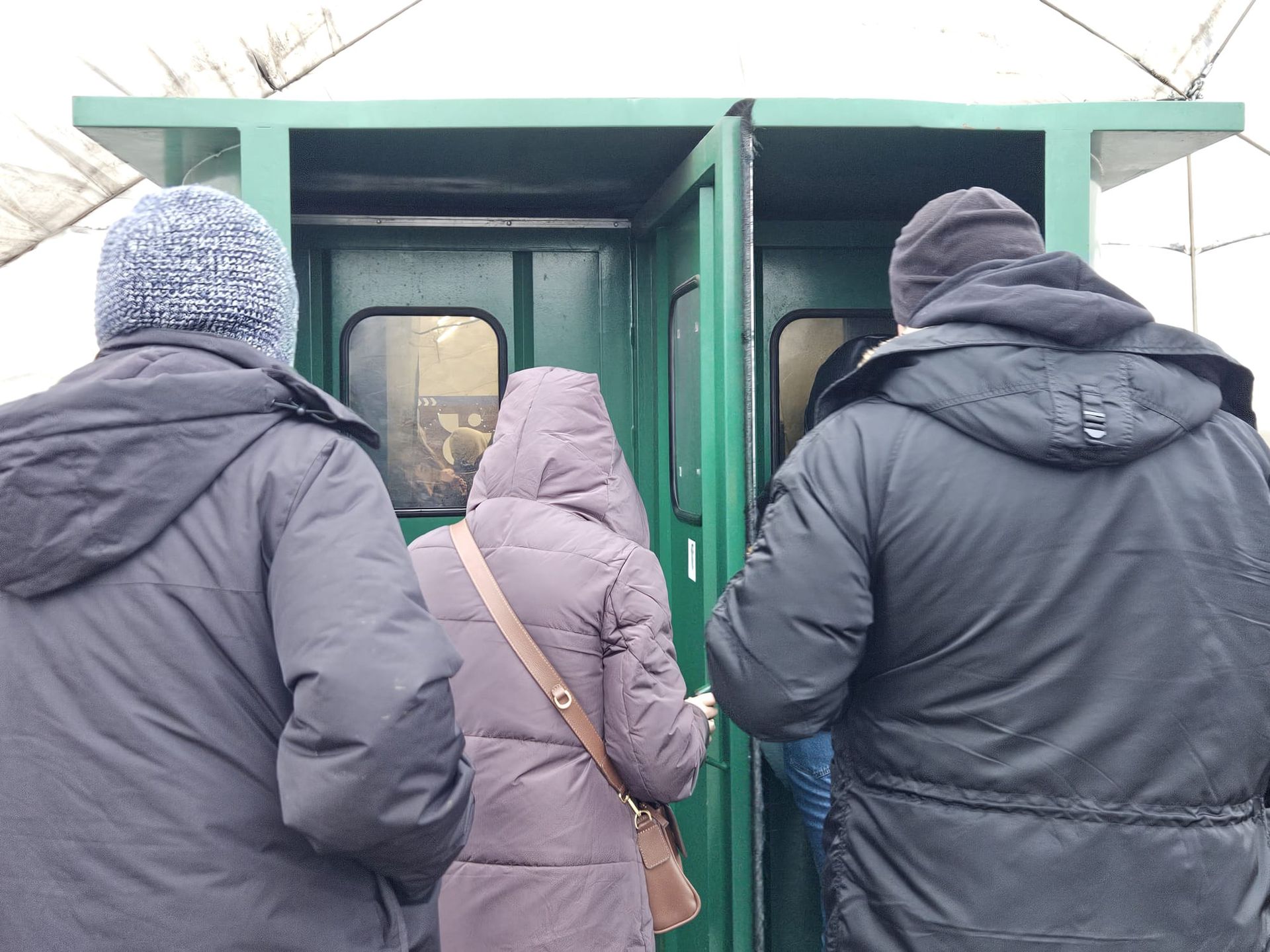 Choć biletów już nie ma, kolejka wciąż stoi. Wiele osób decyduje się kupić wejściówkę na późniejszą godzinę