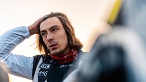 Dąbrowski w czołówce na półmetku Dakaru. Poobijany nadgarstek go nie zatrzymał