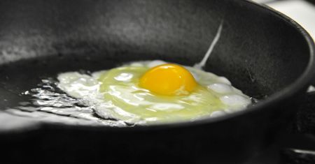 Przekrój czosnek i zrób nim kółko na patelni. Gdy wbijesz jajko, oniemiejesz