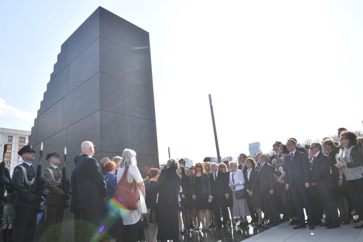 Rocznica katastrofy smoleńskiej. Rodziny ofiar odsłoniły pomnik na pl. Piłsudskiego