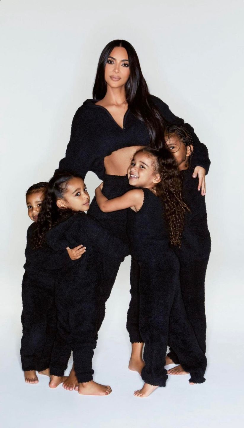 Kardashianki pozują do zdjęć z gromadką dzieci