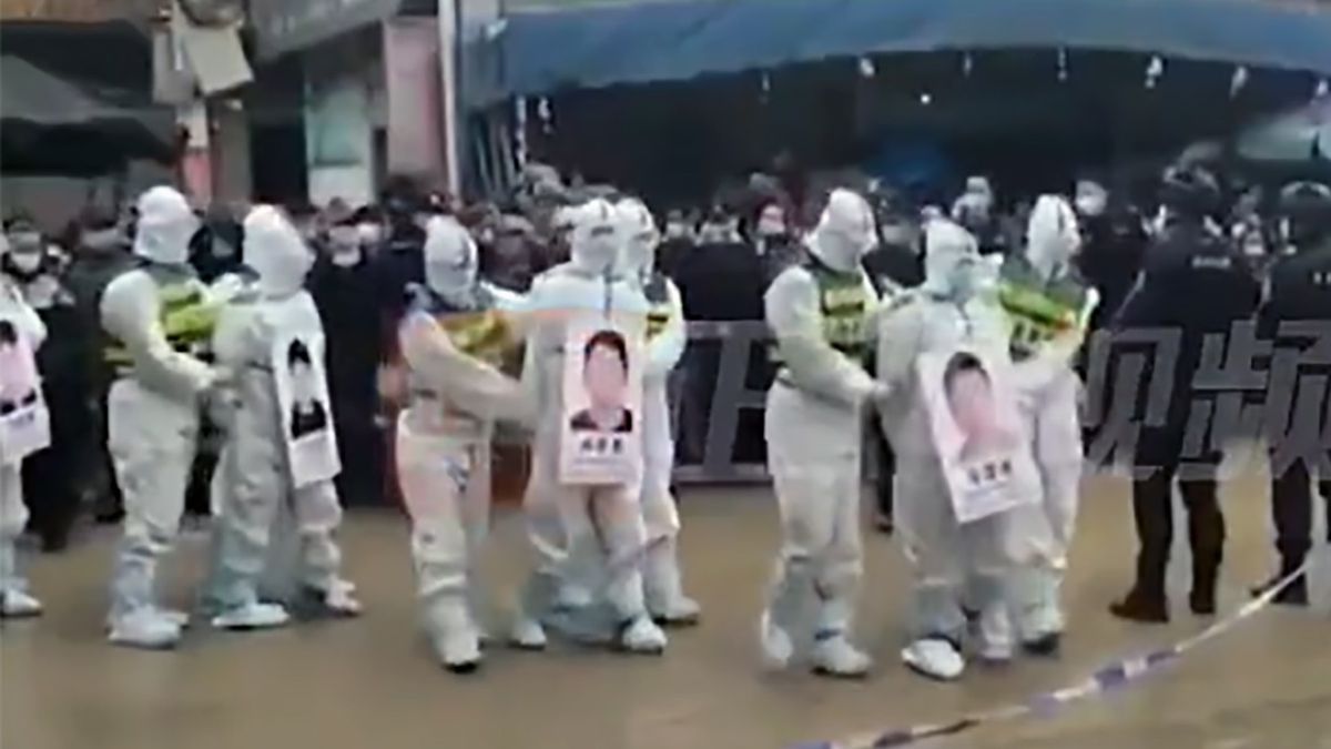 Łamiący obostrzenia obywatele są zmuszani do paradowania przez miasto w asyście policji