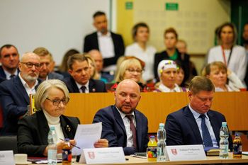 Białystok: Sejmik województwa podlaskiego. Radni podnieśli wynagrodzenie marszałkowi. Opowiedzieli się też przeciw umowie Mercosur. Dali też na sport