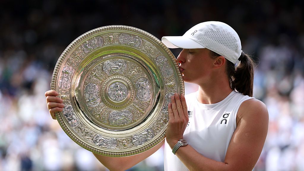 Getty Images / Julian Finney / Iga Światek z trofeum za wygranie Wimbledonu