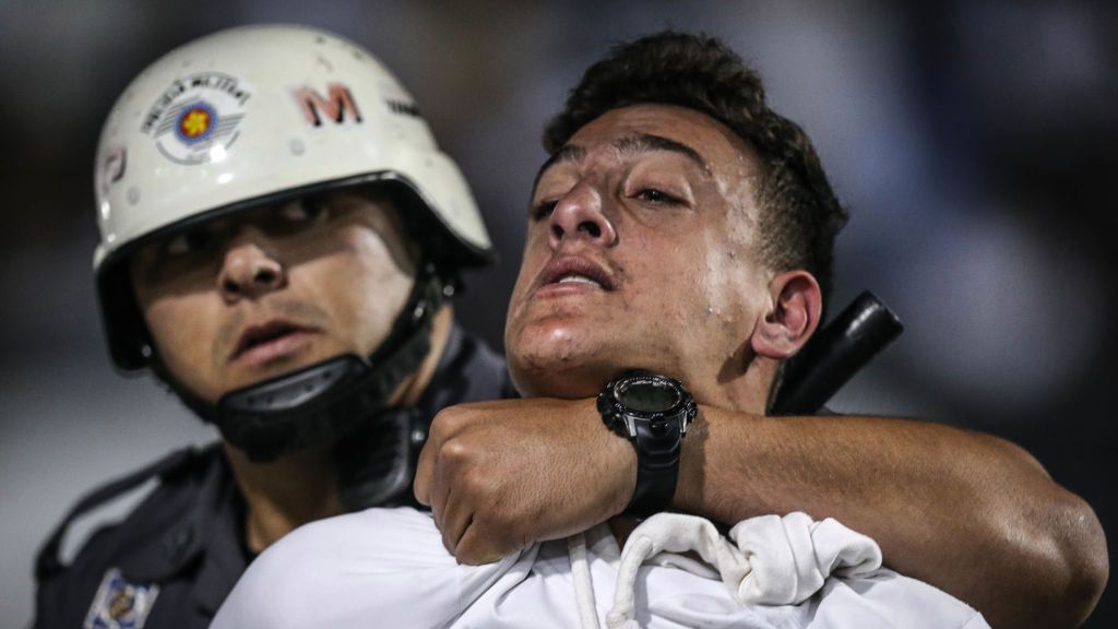 Zdjęcie okładkowe artykułu: Getty Images /  / Kibic Santosu zatrzymany przez policjanta