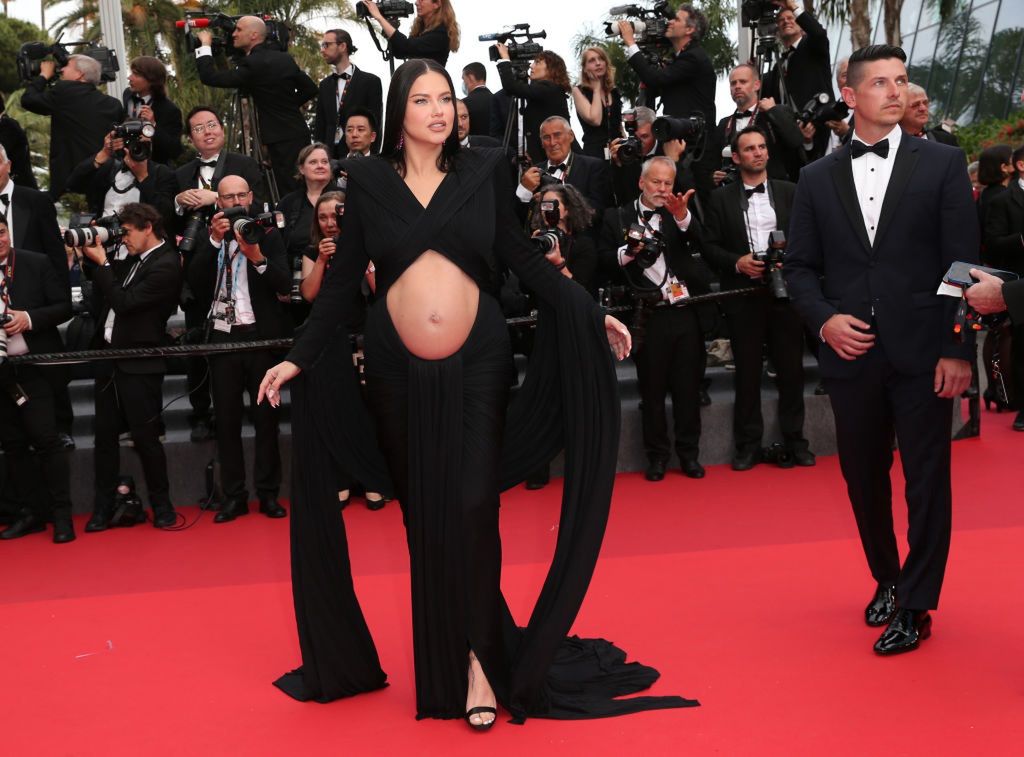 Czyżby Adriana Lima pozazdrościła ciążowych stylizacji Rihannie?