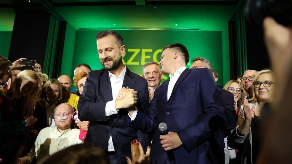 Warszawa, 15.10.2023. Wybory parlamentarne 2023. Liderzy Trzeciej Drogi Szymon Hołownia (P) i Władysław Kosiniak-Kamysz (L) w sztabie wyborczym Trzeciej Drogi w Warszawie, 15 bm. Zakończyły się wybory parlamentarne. Zakończyły się wybory parlamentarne. PiS wygrało niedzielne wybory do Sejmu z wynikiem 36,8 proc. (aldg) PAP/Rafał Guz