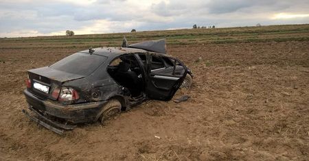 Dziecinin: Kierowca BMW stracił panowanie nad pojazdem i dachował