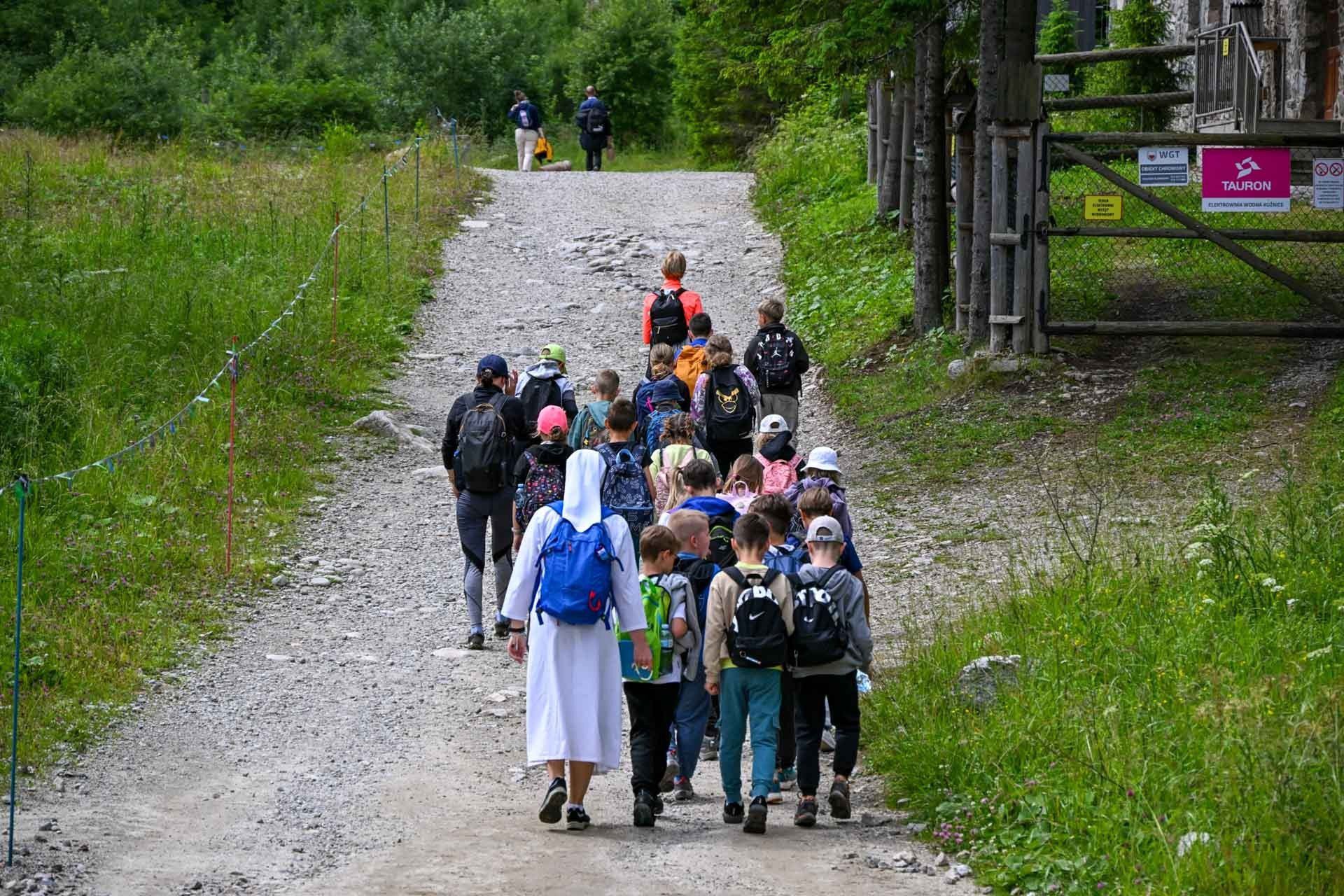 Turyści na szlaku z Kuźnic