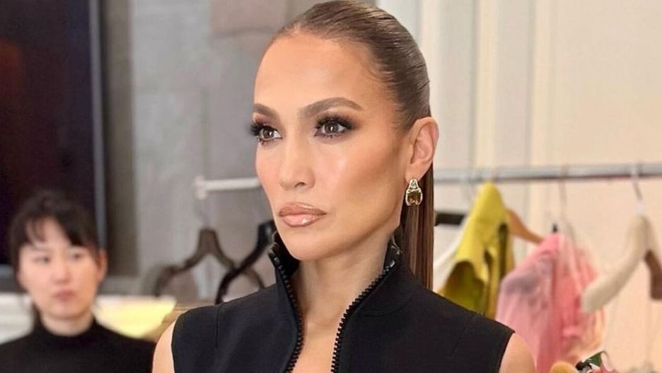 Jennifer Lopez w oryginalnej stylizacji na premierze filmu "Flash"