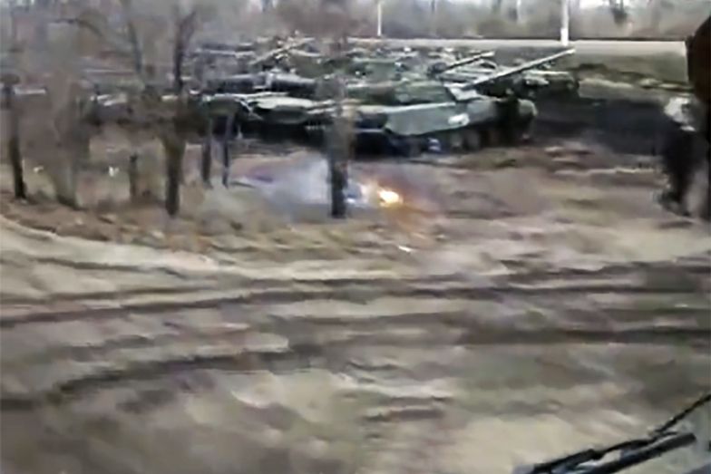 Rosjanie gromadzą czołgi. Przerażające nagrania. "Zaczyna się wojna"?