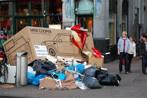 Karton po Mini, sztuka czy śmieci?