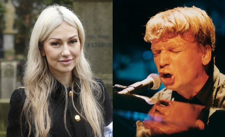 Posępna Magdalena Ogórek odwiedza grób Grzegorza Ciechowskiego