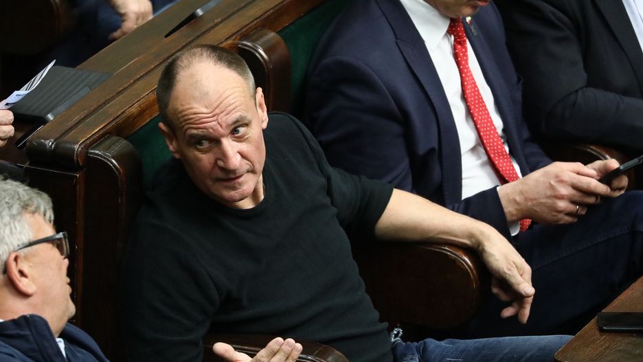 Pawe� Kukiz
Warszawa, 14.04.2023. Pose� KP Kukiz'15 Pawe� Kukiz (C) na sali obrad Sejmu w Warszawie, 14 bm. Sejm przyj�� ustaw� wprowadzaj�c� bezpieczny kredyt i konto mieszkaniowe, wraz z trzema poprawkami klubu PiS. (amb) PAP/Tomasz Gzell
Tomasz Gzell
polityk, polityka, posiedzenie, sala g�osowa�, sala obrad, sala plenarna, sejm, sejmu